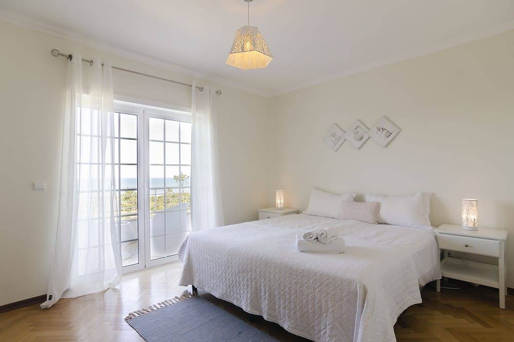 Villa with Private Pool & Sea View in Nazaré, Leiria District