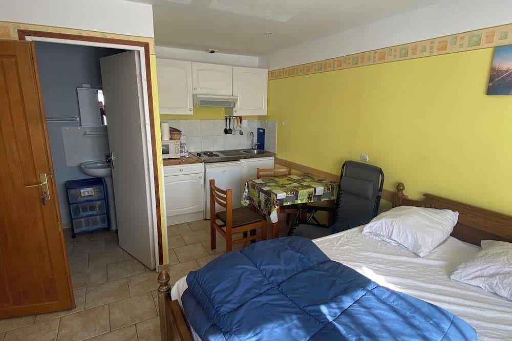 Entire apartment, First floor studio 2.5kms from Saint Amand les Eaux town center in Saint-Amand-les-Eaux, Valenciennes region