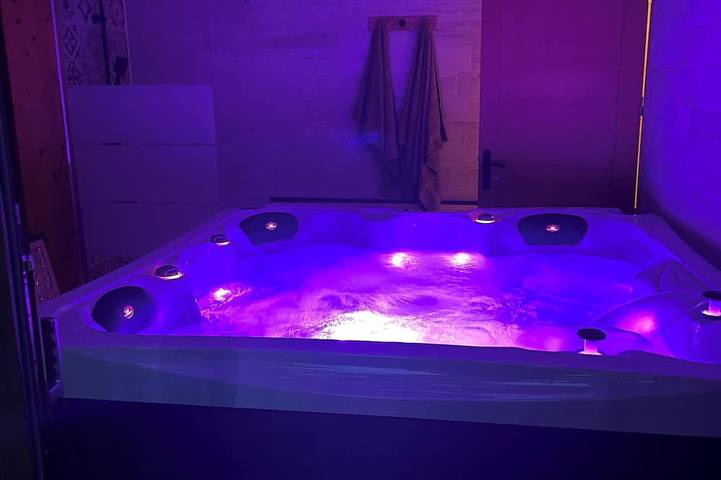 Gîte pour 6 personnes, avec Jacuzzi à Sergeac