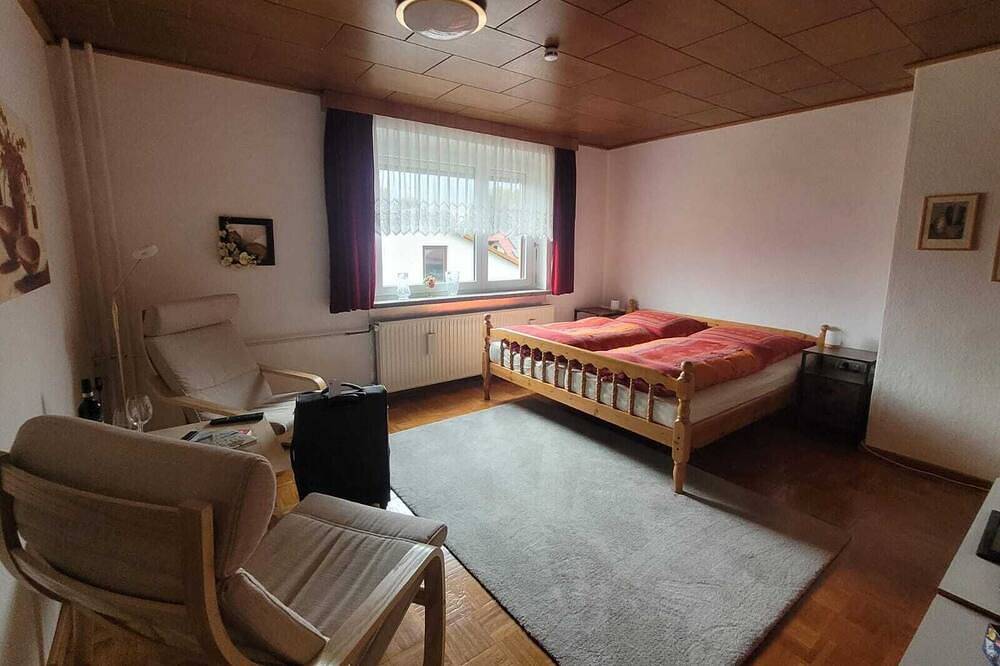 Ganze Wohnung, Gemütliche Ferienwohnung in der Rhön mit schönem Ausblick vom Balkon in Urnshausen, Wartburg und Umgebung