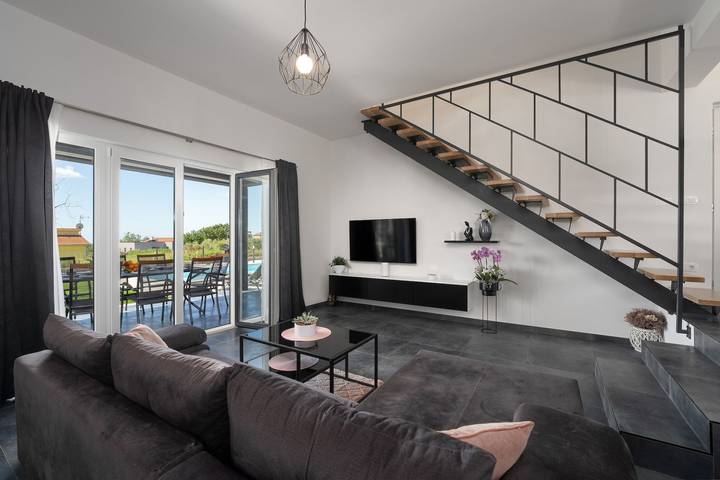 Ferienhaus für 6 Personen, mit Terrasse und Garten sowie Pool und Sauna in Kastelir