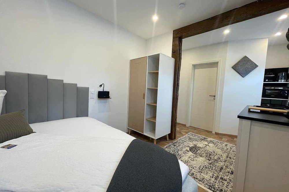 Ganze Wohnung, Appartement Orchidee - Wohn-/Schlafraum - Apartments im Château d'Esprit in Höhr-Grenzhausen, Westerwald