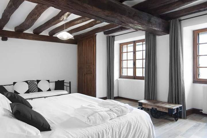 Location de vacances pour 10 personnes, avec terrasse ainsi que jardin et jacuzzi dans Éguilly - 3