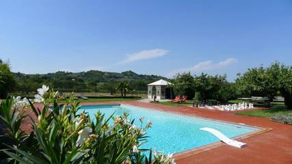 Gîte pour 2 personnes, avec vue ainsi que jardin et piscine à Piégon