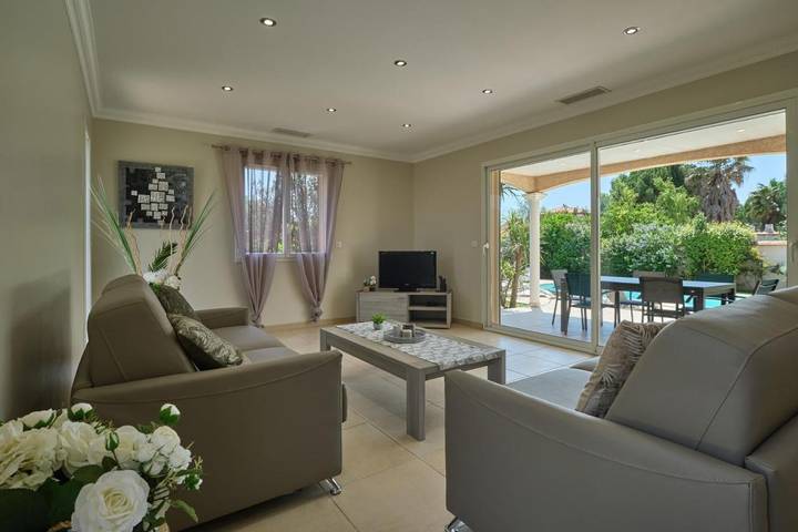 Location de vacances pour 8 personnes, avec vue et terrasse ainsi que jardin et piscine, animaux acceptés à Saint-Hippolyte (Languedoc-Roussillon) - 3