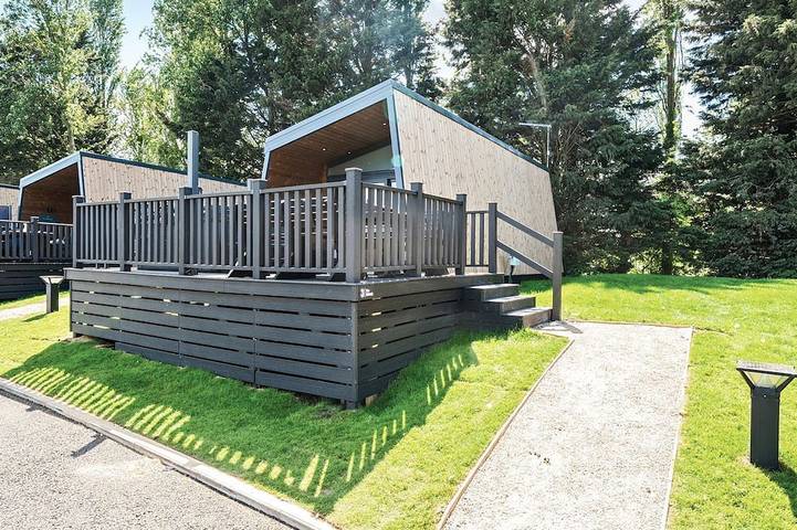 Holiday rental for 4 people, with garden and hot tub as well as pool in Northampton
