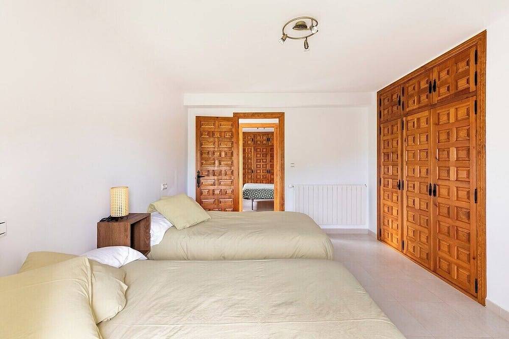 Entire apartment, Casa Luis: Apartamento con Jardín Privado en los Pirineos in Castiello de Jaca, Aragonese Pyrenees