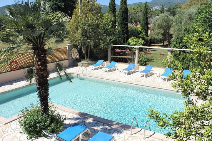 Appartement de vacances pour 4 personnes, avec piscine ainsi que jardin et terrasse