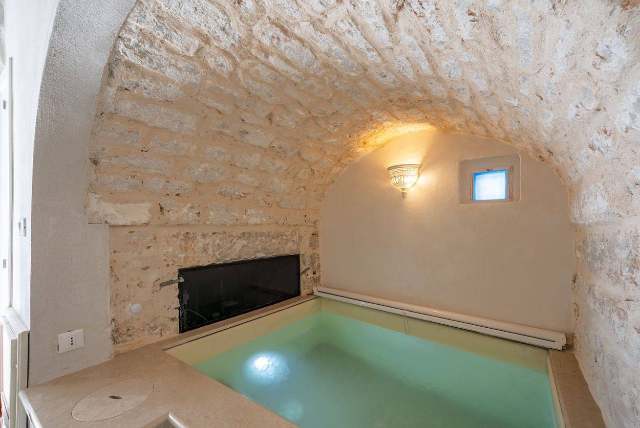 Jacuzzi Iv Monte – romantic studio with indoor hot tub in the heart of Ceglie in Ceglie Messapica, Salento