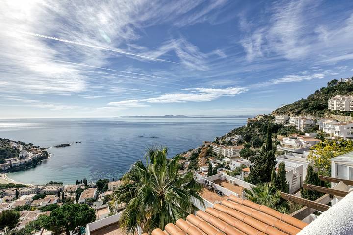"Casa con Vistas al Mar y Piscinas 7" mit Meerblick, Gemeinschaftspool, Wlan, Balkon & Terrasse in Canyelles Petites, Roses