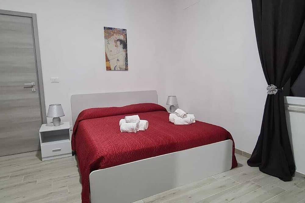 Apartamento inteiro, Renovated two-bedroom apartment, parking space, by the sea. in Marina di Caronia, Caronia