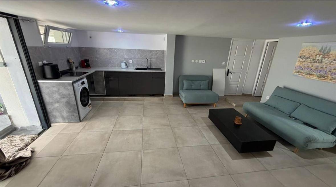 Appartement entier, Appartement moderne climatisé à Caussade Parking & Wifi in Caussade, Quercy