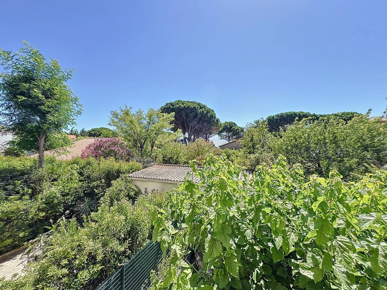 Appartement entier, Appartement T2 avec Terrasse - Accès Direct Plage des Lecques, Parking, Équipé pour 2-4 Personnes in Les Lecques, Saint-Cyr-sur-Mer