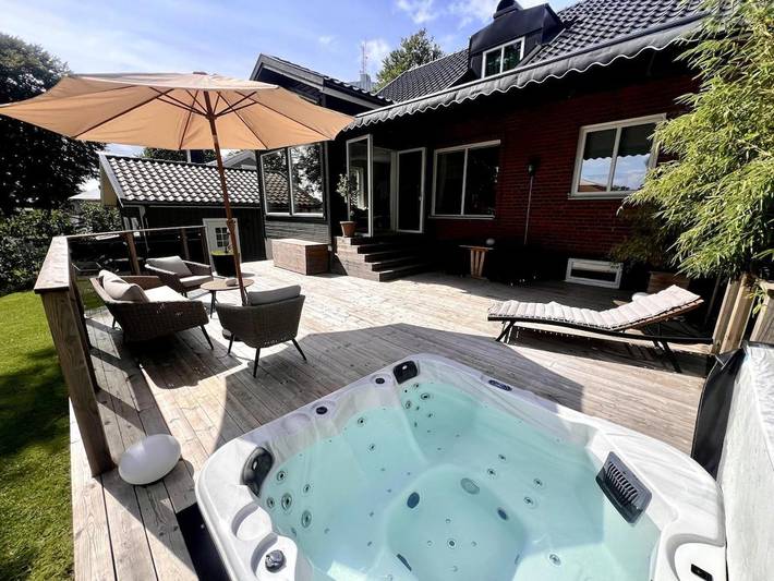 Ferienhaus für 4 Personen, mit Whirlpool und Terrasse sowie Garten und Sauna in Ljungby