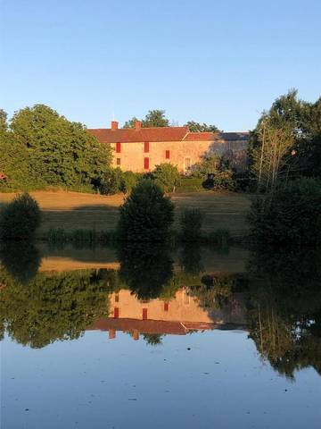 Gîte pour 5 personnes, avec vue sur le lac ainsi que jardin et vue à Saint-Martin-Lars-en-Sainte-Hermine