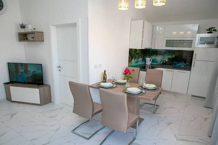 Ferienwohnung für 5 Personen, mit Balkon und Pool in Novalja