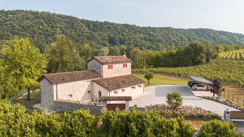 Gîte pour 6 personnes, avec vue et jardin, adapté aux familles à Follina - 2