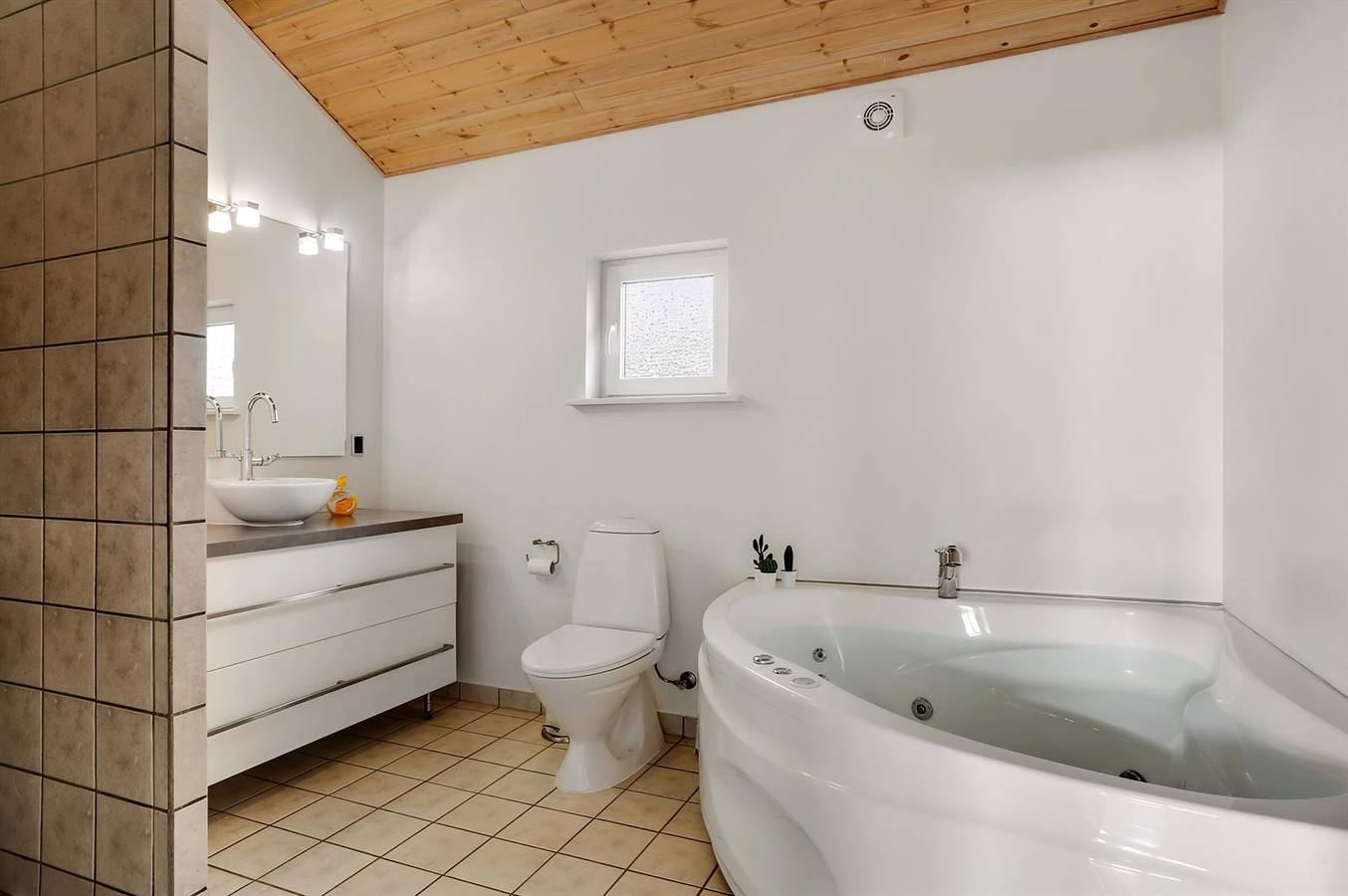 Stunning home in Sæby w/ Sauna, Wifi and 4 Bedrooms in Sæby, Nordostjütland