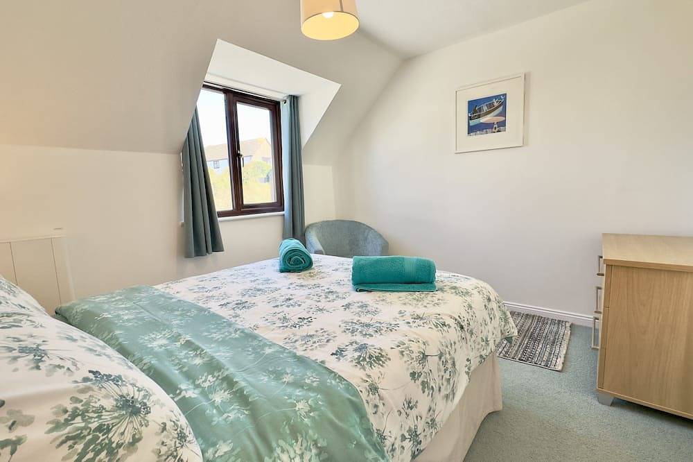 Padstow holiday home sleeps 4, beautiful views + parking + accepts pets in Padstow, Cornwall