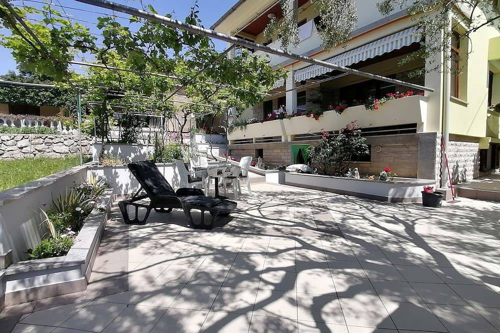 Entire apartment, Studio flat with terrace Baška, Krk in Baska, Krk