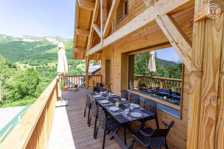 Gîte pour 8 personnes, avec Terrasse ainsi que Piscine et Sauna