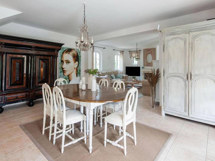 Plush Villa in Saint Tropez with Artistic Interiors & Pool in Gassin, Costa mediterránea (Francia)