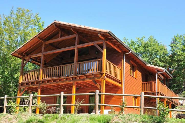 Parc de vacances pour 4 personnes, avec Balcon et Terrasse ainsi que Jardin et Piscine à Lachapelle-Auzac