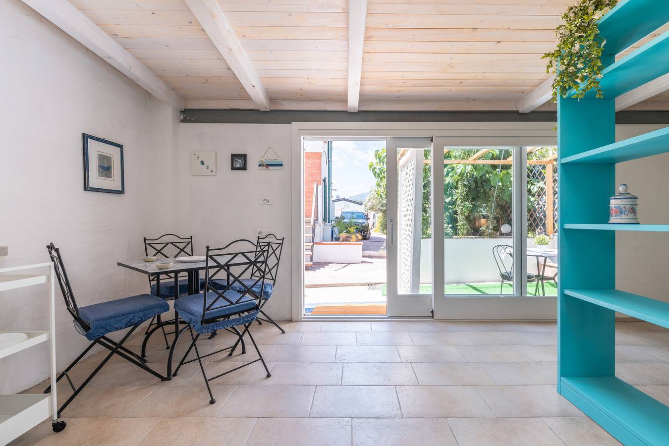 Studio entier, Studio « La Dépendance de la Villa d'Oro » avec Terrasse Privée, Wi-Fi et Climatisation in Maddalena Spiaggia, Capoterra