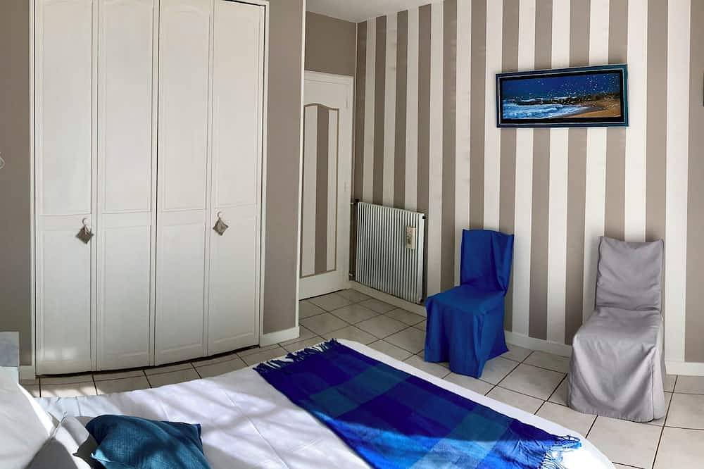 Family home near the beach, enclosed garden, 4 bedrooms, sleeps 10 in Loctudy, Côte de Cornouaille