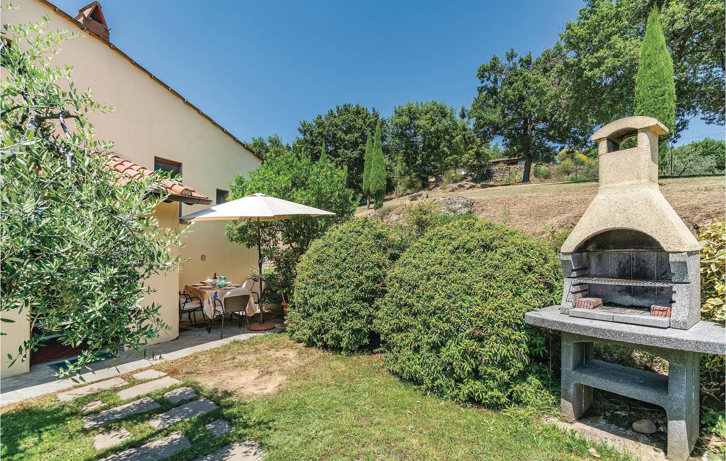 Appartamento intero, Appartamento soleggiato con piscina e vista - 2km dal centro in Loro Ciuffenna, Valdarno