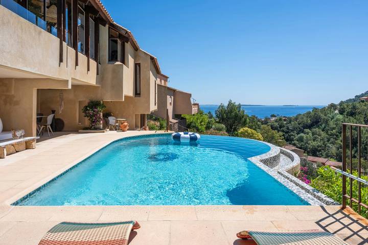 Villa excavada en la roca en Théoule-sur-Mer in Théoule-sur-Mer, Massif de l'Esterel