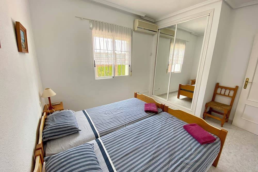 Superbe villa individuelle avec 4 chambres et 3 salles de bains et piscine privée avec air conditionné et Wifi in Los Balcones, Torrevieja