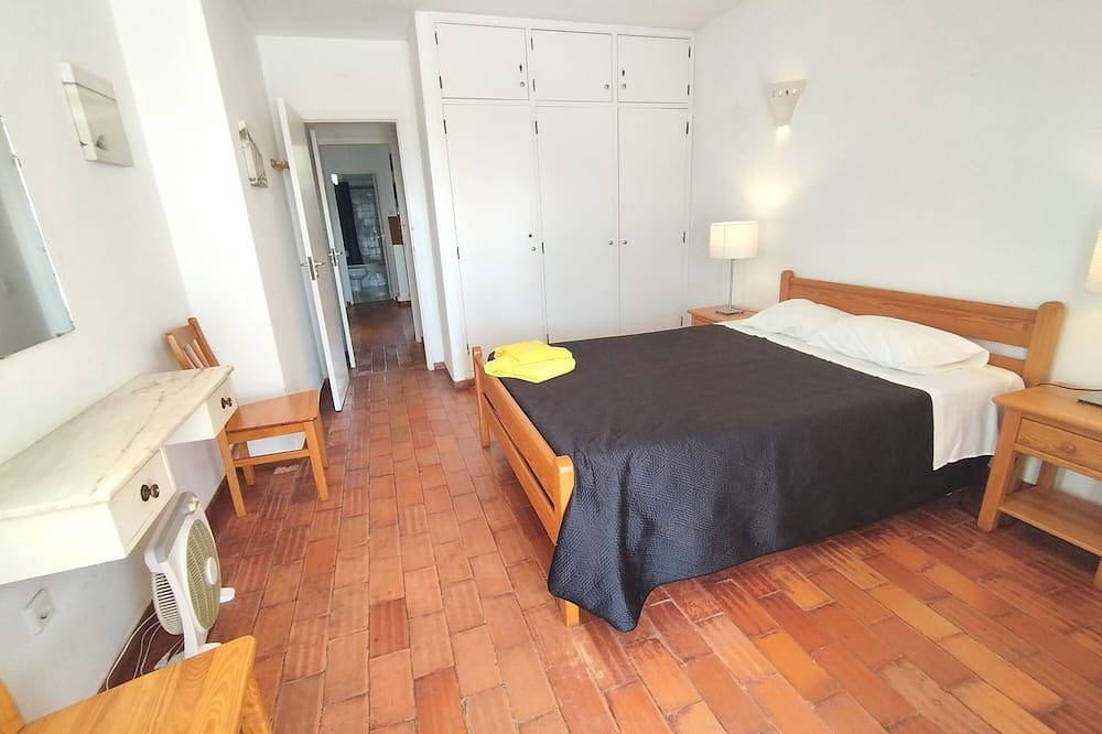 Private Pool and just 3 mins Walk to Blue Flag Beach, Restaurants and Promenade. in Praia da Luz, Faro District