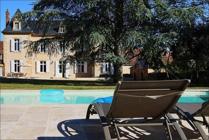 Location de vacances pour 18 personnes, avec terrasse ainsi que vue et piscine à Excideuil