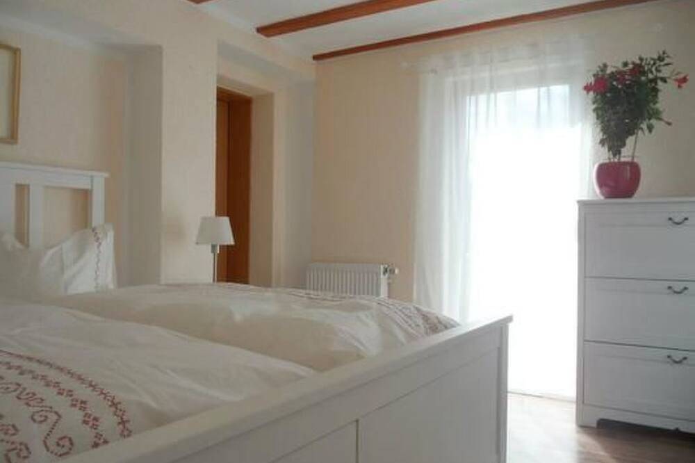 Entire apartment, Mit Blick auf das Wasser by Interhome in Bad Elster, Chemnitz (region)