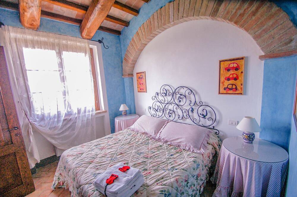 Typical stone villa with private pool, air conditioning 3km village in Collazzone, Provincia de Perugia