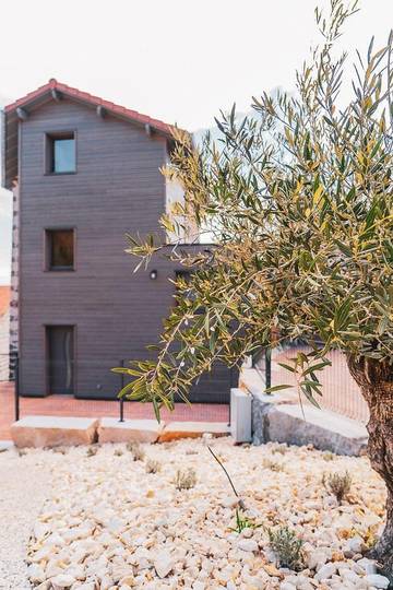 Location de vacances pour 10 personnes, avec terrasse ainsi que vue et piscine à Coubon