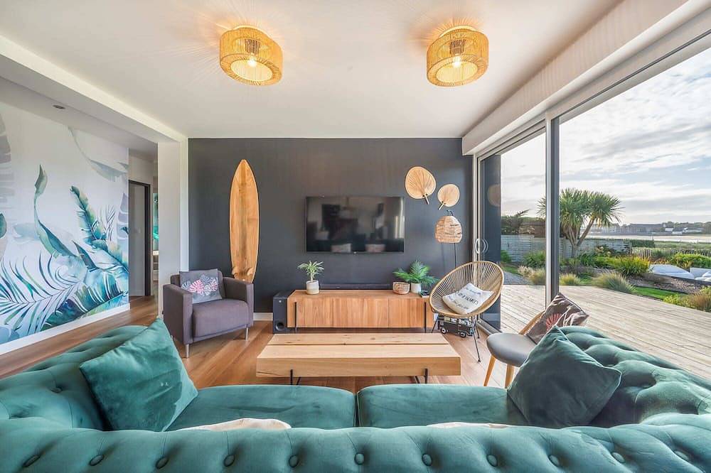 \"La Villa Sur La Baie\" vue sur la baie, piscine intérieure chauffée, plage à 50m in Kerlouan, Région de Brest