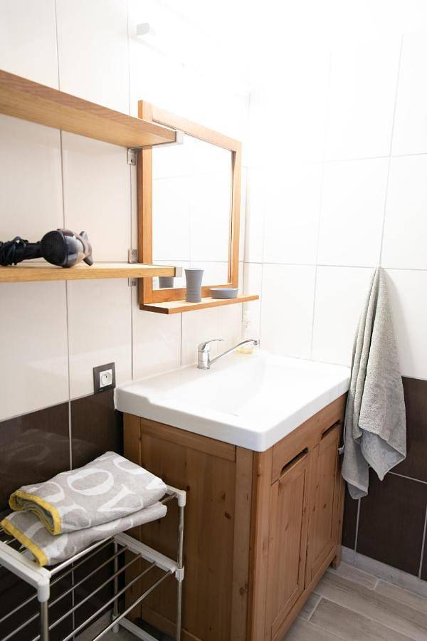 Location de vacances pour 6 personnes, avec terrasse et jardin à Vallières-les-Grandes - 3