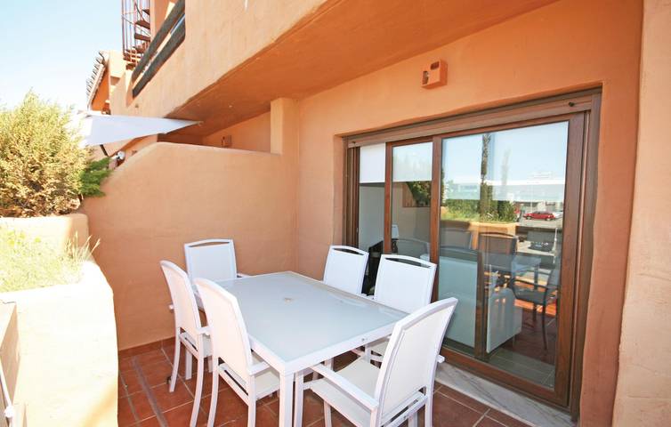Entire holiday apartment, Sea-View Apartment with Pool & Parking in Playa del Angel (Estepona), Estepona
