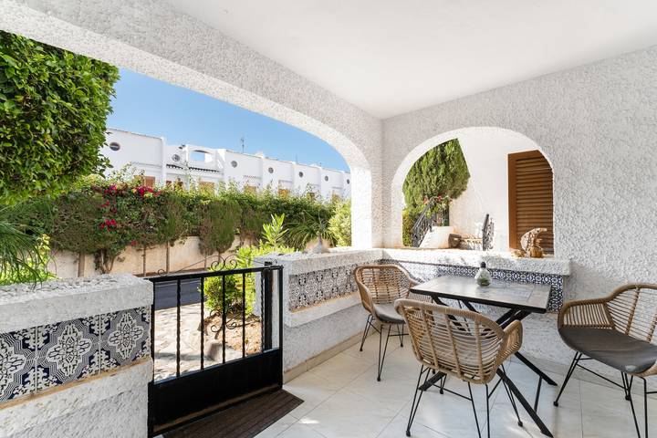 Entire apartment, Apartment 'Casa Reina Abajo' with Shared Pool, Wi-Fi and Air Conditioning in La Zenia, Orihuela
