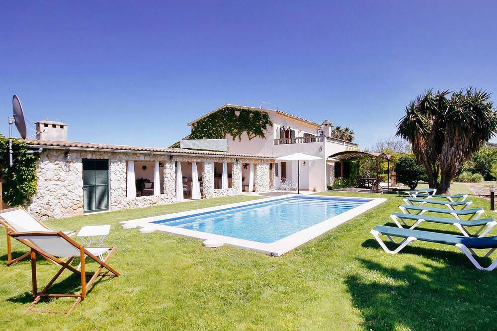 Villa mit privatem Pool und Blick auf das Tramuntana-Gebirge in Port de Pollença, Pollença
