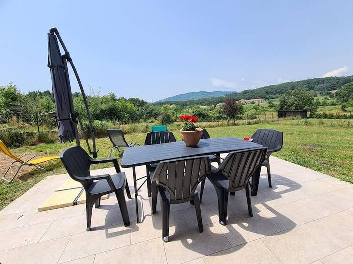 Location de vacances pour 6 personnes, avec Terrasse ainsi que Jardin et Vue à Ailhon