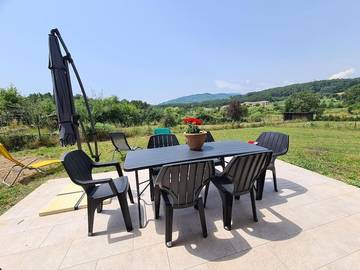 Location de vacances pour 6 personnes, avec vue et jardin à Ailhon