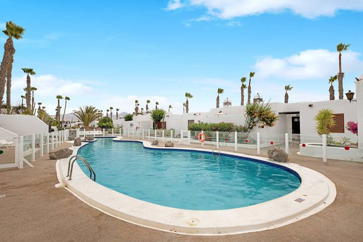Ganze Wohnung, Apartment Puerto Chico 9 mit Meerblick, Pool, WLAN und Balkon in Playa Blanca, Yaiza