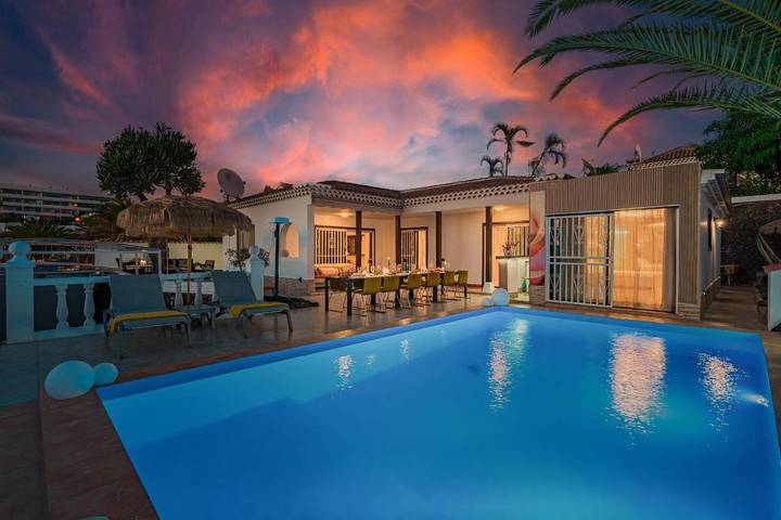 Villa for 12 people, with view and garden as well as pool in Los Cristianos
