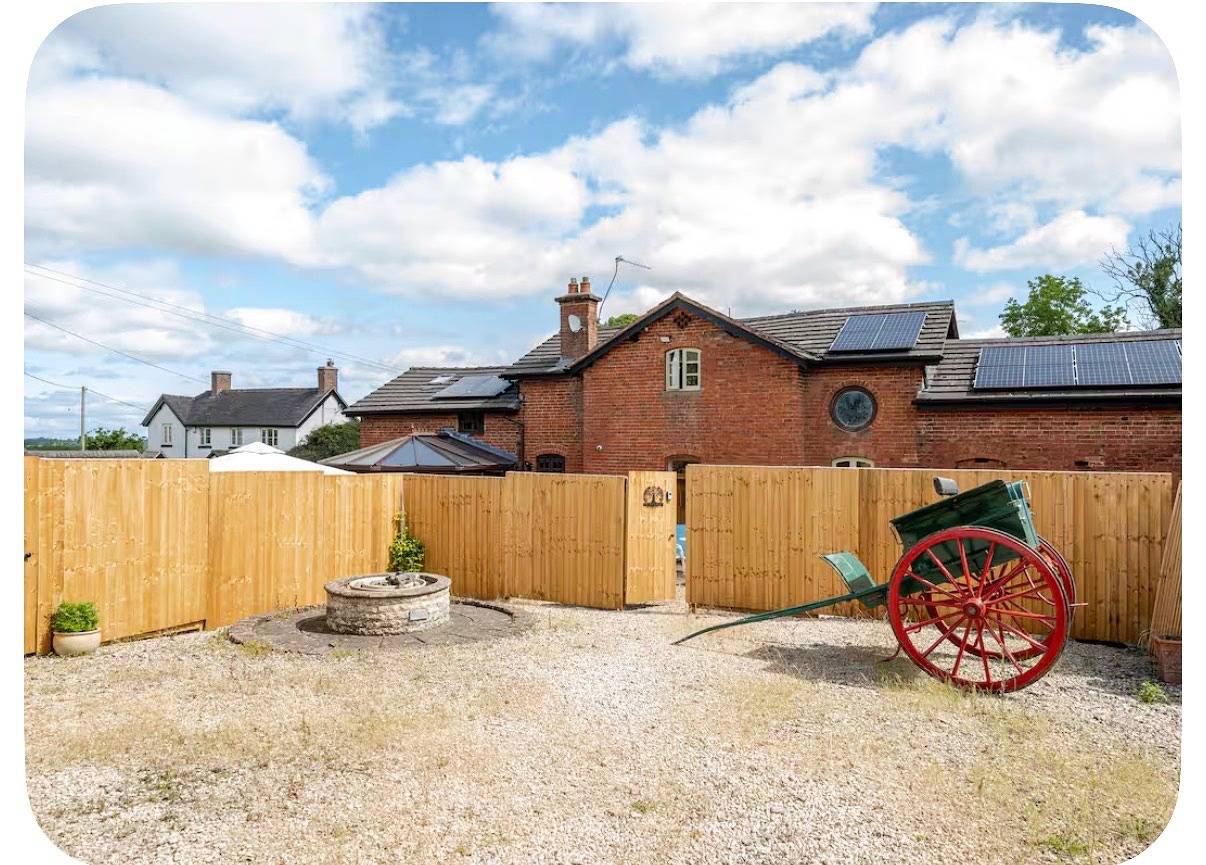 The Hurst Stable, Sleeps 4 with Hot Tub & Parking in Staffordshire