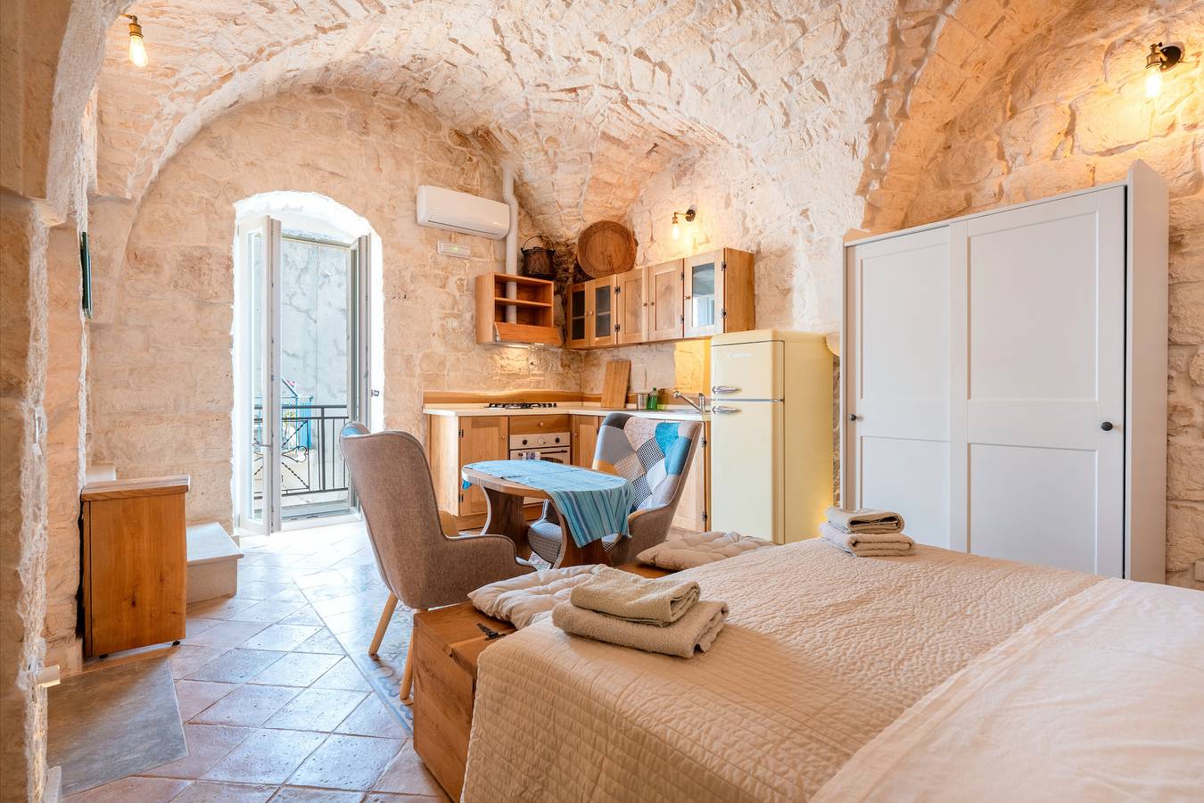 Casa vacanze 'Rocco 19' con balcone, Wi-Fi e aria condizionata in Ceglie Messapica, Salento