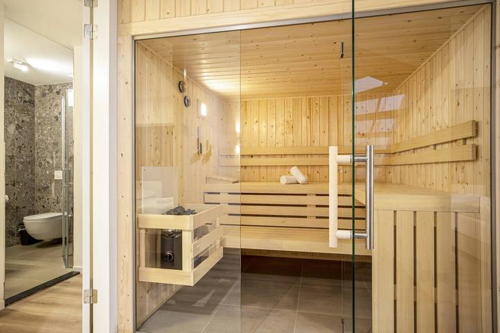 Ferienhaus für 8 Personen, mit Sauna und Terrasse sowie Balkon/Terrasse