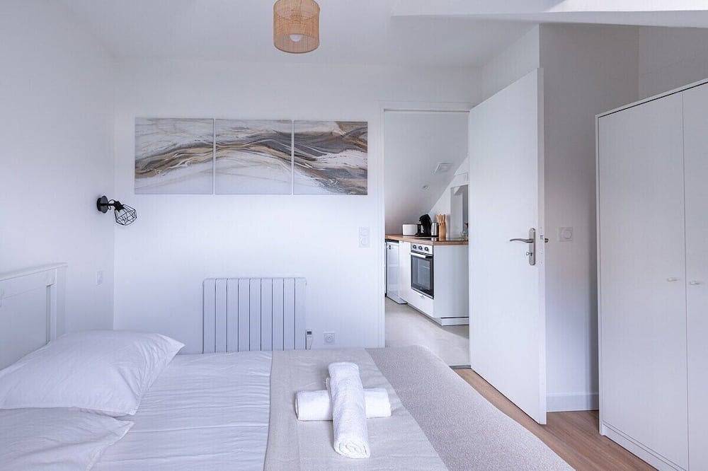 Entire apartment, Le Bourbonnais ~ Attic ~ Self Check-in in Montluçon, Montluçon region